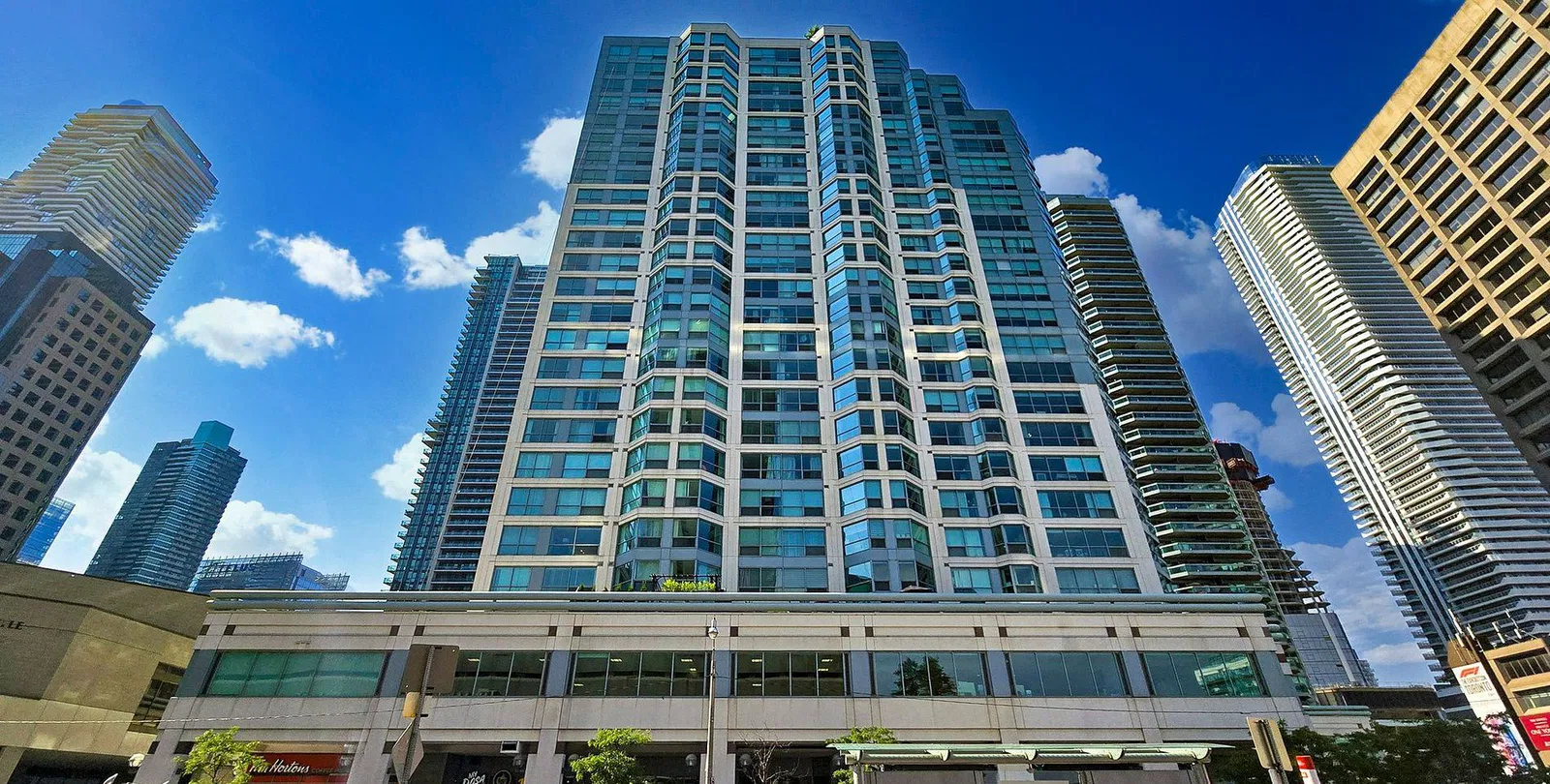 01_10-queens-quay-w-residences-of-the-world-trade-centre-ii